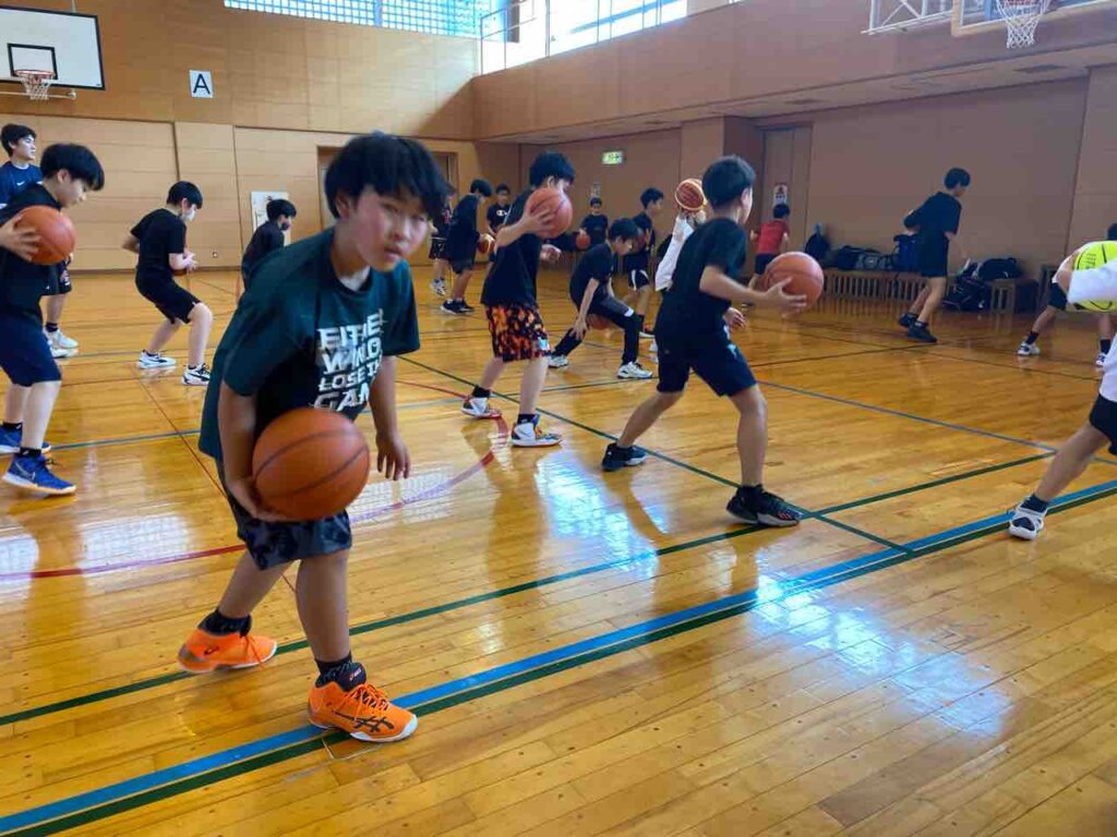 最初は基礎練習からスタート