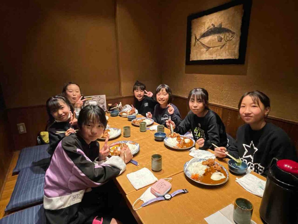 美味しいご飯を仲間達とたくさん食べていました